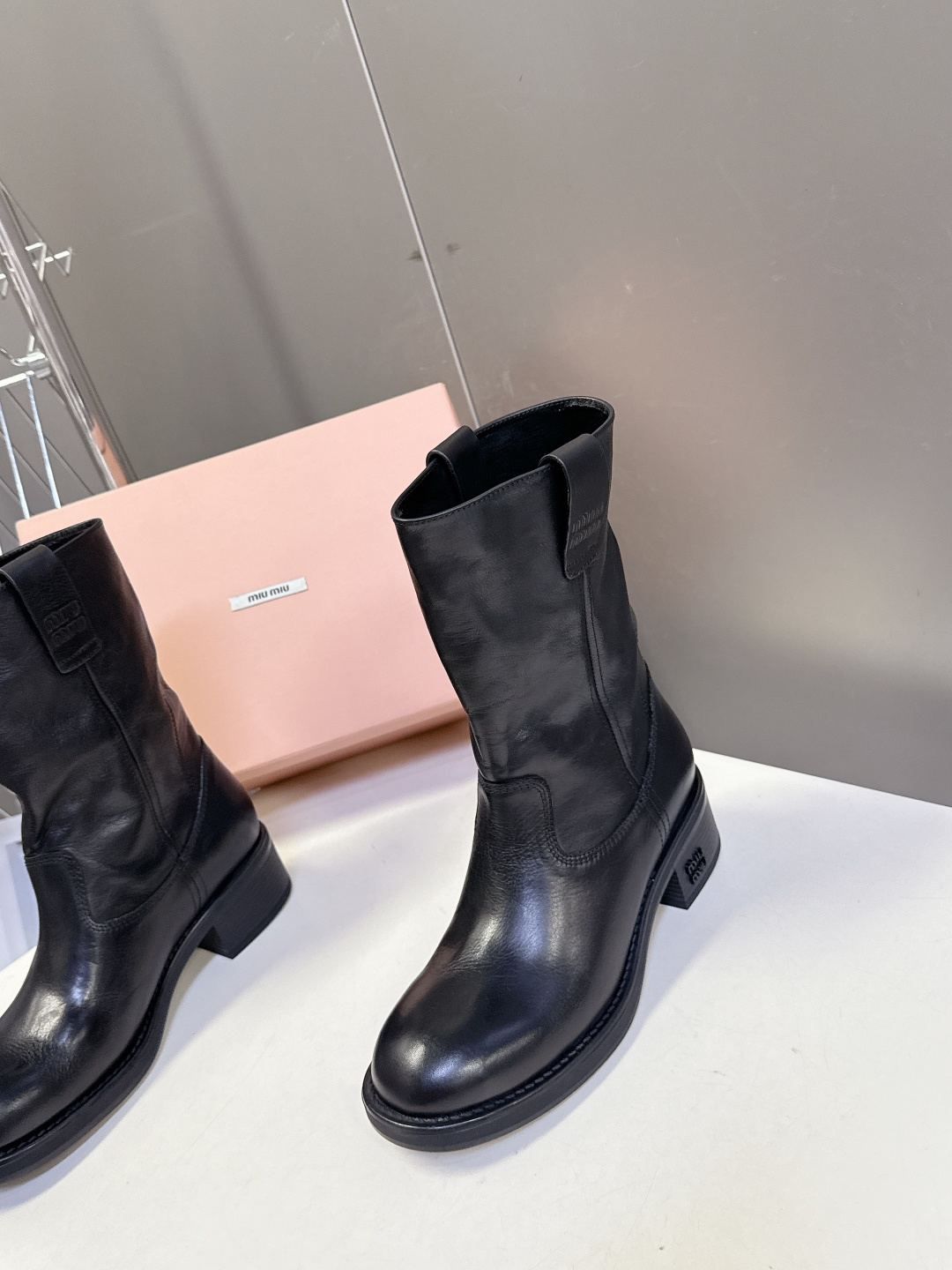 MiuMiu缪缪秋冬最新款复古皮靴 堆堆靴 超多明星时尚博主种草 当下最流行的型体隔板设计 结合美拉德色