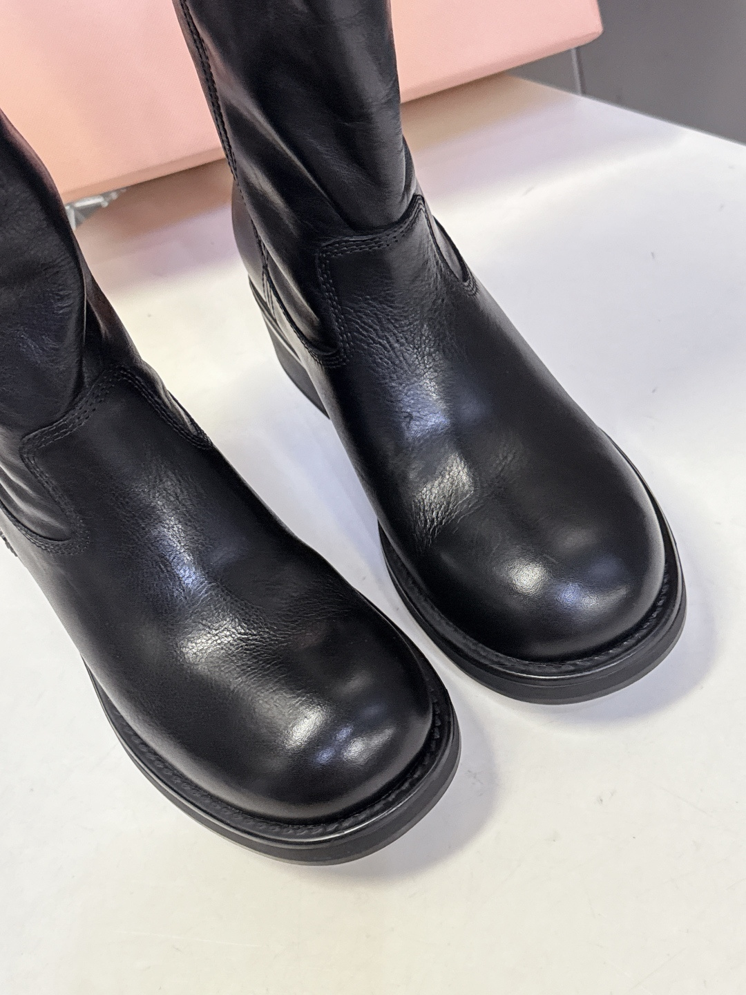 MiuMiu缪缪秋冬最新款复古皮靴 堆堆靴 超多明星时尚博主种草 当下最流行的型体隔板设计 结合美拉德色