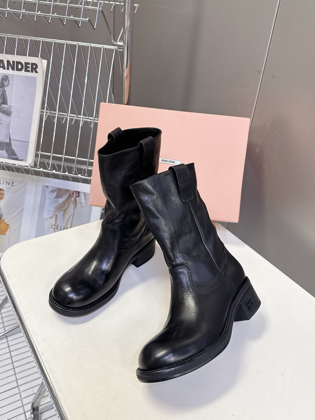 MiuMiu缪缪秋冬最新款复古皮靴 堆堆靴 超多明星时尚博主种草 当下最流行的型体隔板设计 结合美拉德色