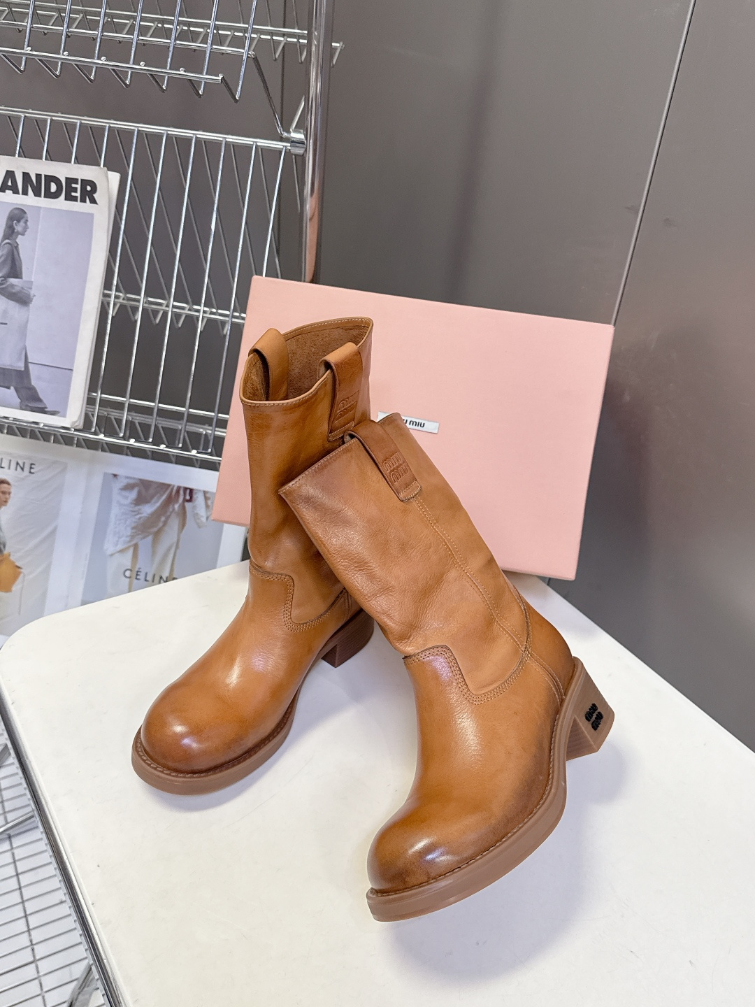 MiuMiu缪缪秋冬最新款复古皮靴 堆堆靴 超多明星时尚博主种草 当下最流行的型体隔板设计 结合美拉德色