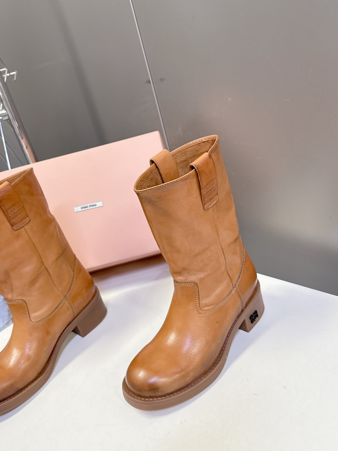 MiuMiu缪缪秋冬最新款复古皮靴 堆堆靴 超多明星时尚博主种草 当下最流行的型体隔板设计 结合美拉德色
