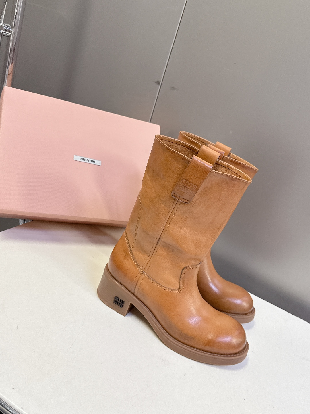 MiuMiu缪缪秋冬最新款复古皮靴 堆堆靴 超多明星时尚博主种草 当下最流行的型体隔板设计 结合美拉德色