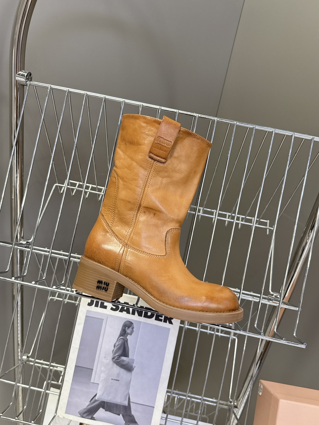 MiuMiu缪缪秋冬最新款复古皮靴 堆堆靴 超多明星时尚博主种草 当下最流行的型体隔板设计 结合美拉德色