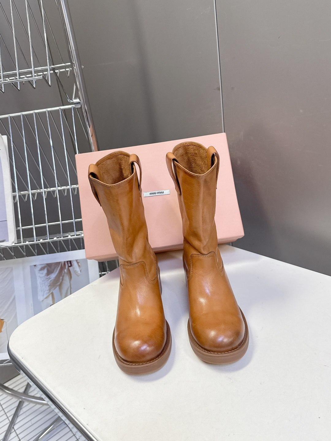 NO:561757,MiuMiu's latest retro leather boots for autumn and winter. Pile boots. Many celebrity fashion bloggers have planted grass. The most popular body partition design at the moment. Combined with Maillard color leather to create a neutral casual style. Retro distressed leather is full of high-end feeling. It is cool and casual. The piled feeling of the boot is very fashionable and high-end. It can be matched with various styles of clothes. The upper is imported polished calfskin. The original open-molded anti-slip outsole Size35-41 (40  41 Custom-made (non-refundable), boots, miumiu, boots, cowhide19860909MiuMiu缪缪秋冬最新款复古皮靴 堆堆靴  超多明星时尚博主种草 当下最流行的型体隔板设计 结合美拉德色系皮料 打造中性休闲风格 复古做旧皮料高级感满满 酷感十足又不失随性 靴筒的堆堆感 极具时尚高级感 可搭配各种风格衣服 鞋面进口擦色小牛皮 原版开模防滑大底 Size35-41（40 41订做不退换）,靴子,miumiu,boots,cowhide,Women's Shoes