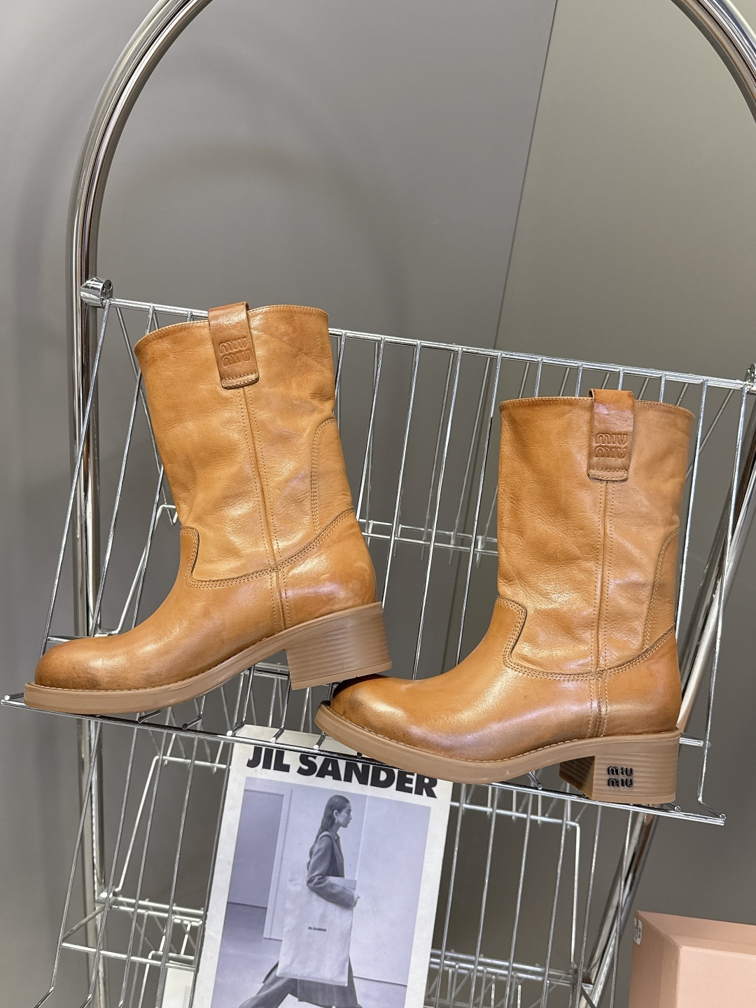 MiuMiu缪缪秋冬最新款复古皮靴 堆堆靴 超多明星时尚博主种草 当下最流行的型体隔板设计 结合美拉德色