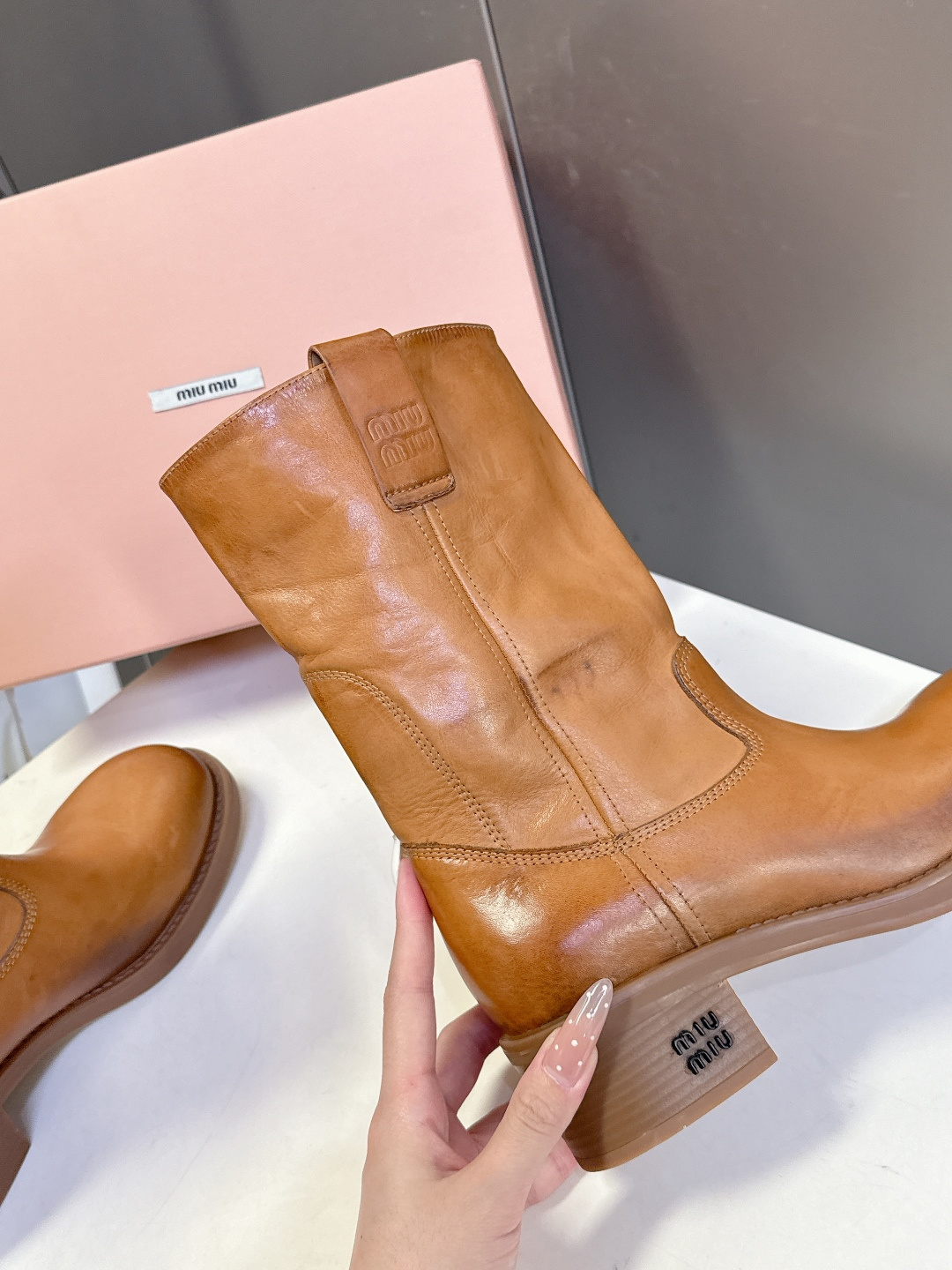MiuMiu缪缪秋冬最新款复古皮靴 堆堆靴 超多明星时尚博主种草 当下最流行的型体隔板设计 结合美拉德色