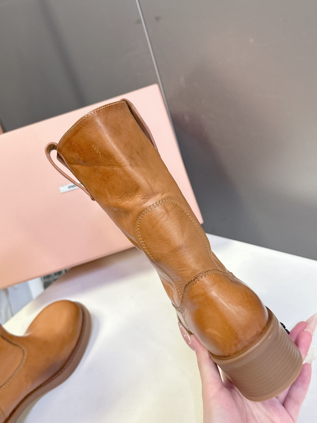 MiuMiu缪缪秋冬最新款复古皮靴 堆堆靴 超多明星时尚博主种草 当下最流行的型体隔板设计 结合美拉德色