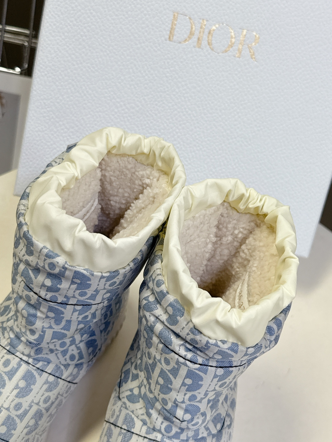 Dior迪奥秋冬最新款雪地靴 滑雪鞋 超多明星网红种草 这款Dior 及踝靴巧妙融合 Dior Chez