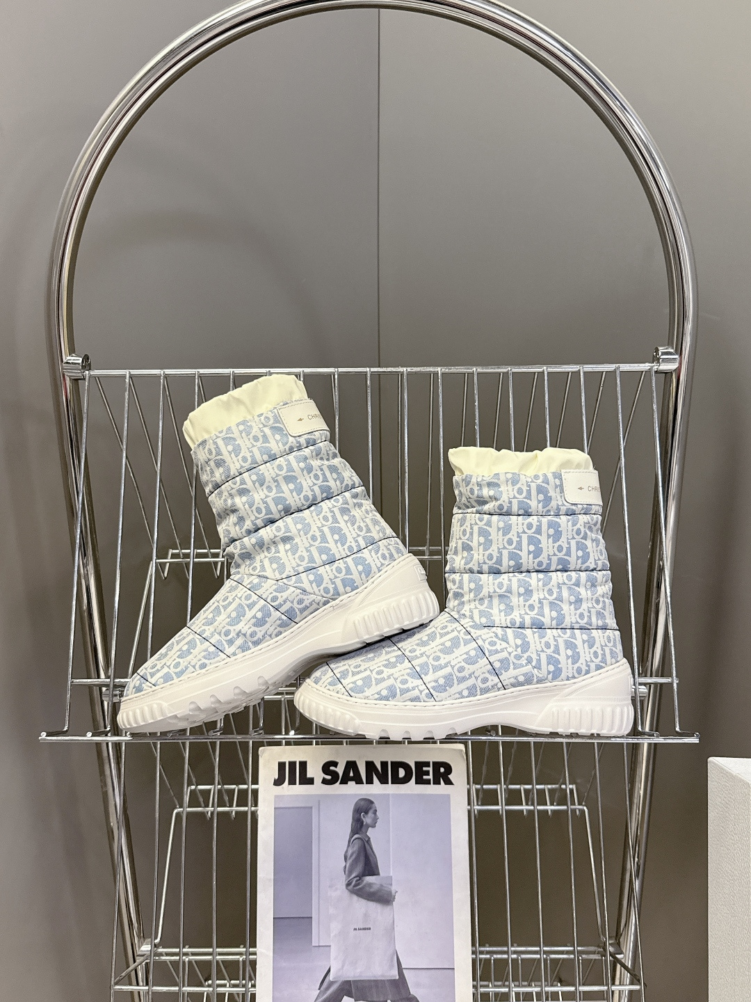 Dior迪奥秋冬最新款雪地靴 滑雪鞋 超多明星网红种草 这款Dior 及踝靴巧妙融合 Dior Chez