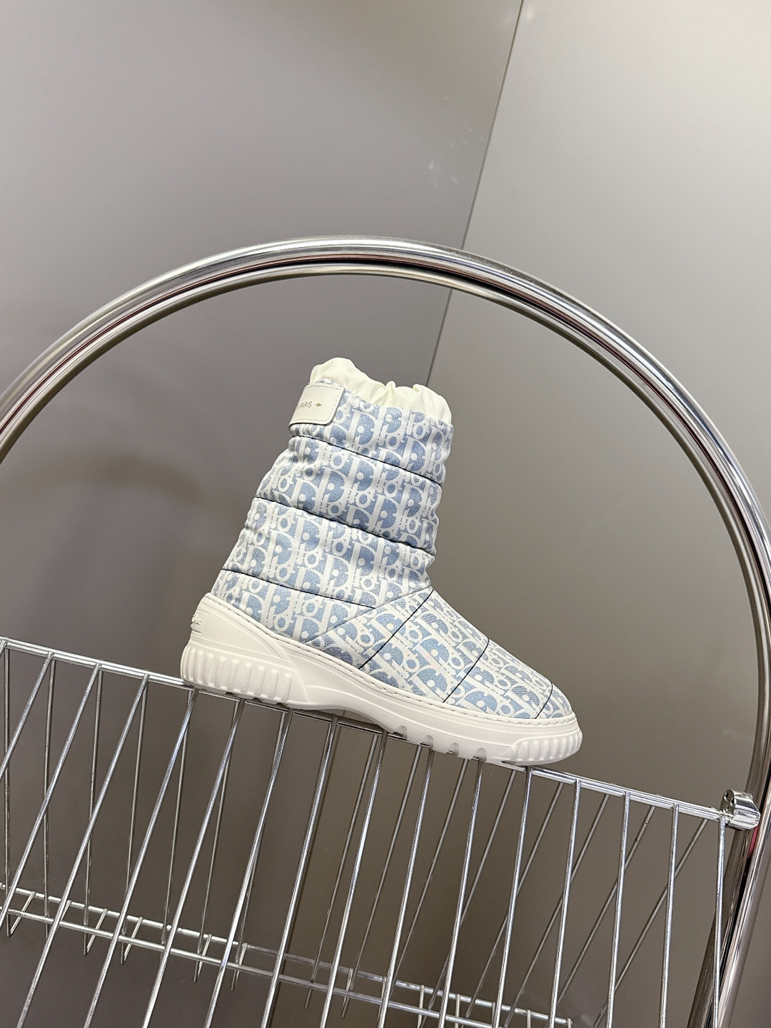 Dior迪奥秋冬最新款雪地靴 滑雪鞋 超多明星网红种草 这款Dior 及踝靴巧妙融合 Dior Chez