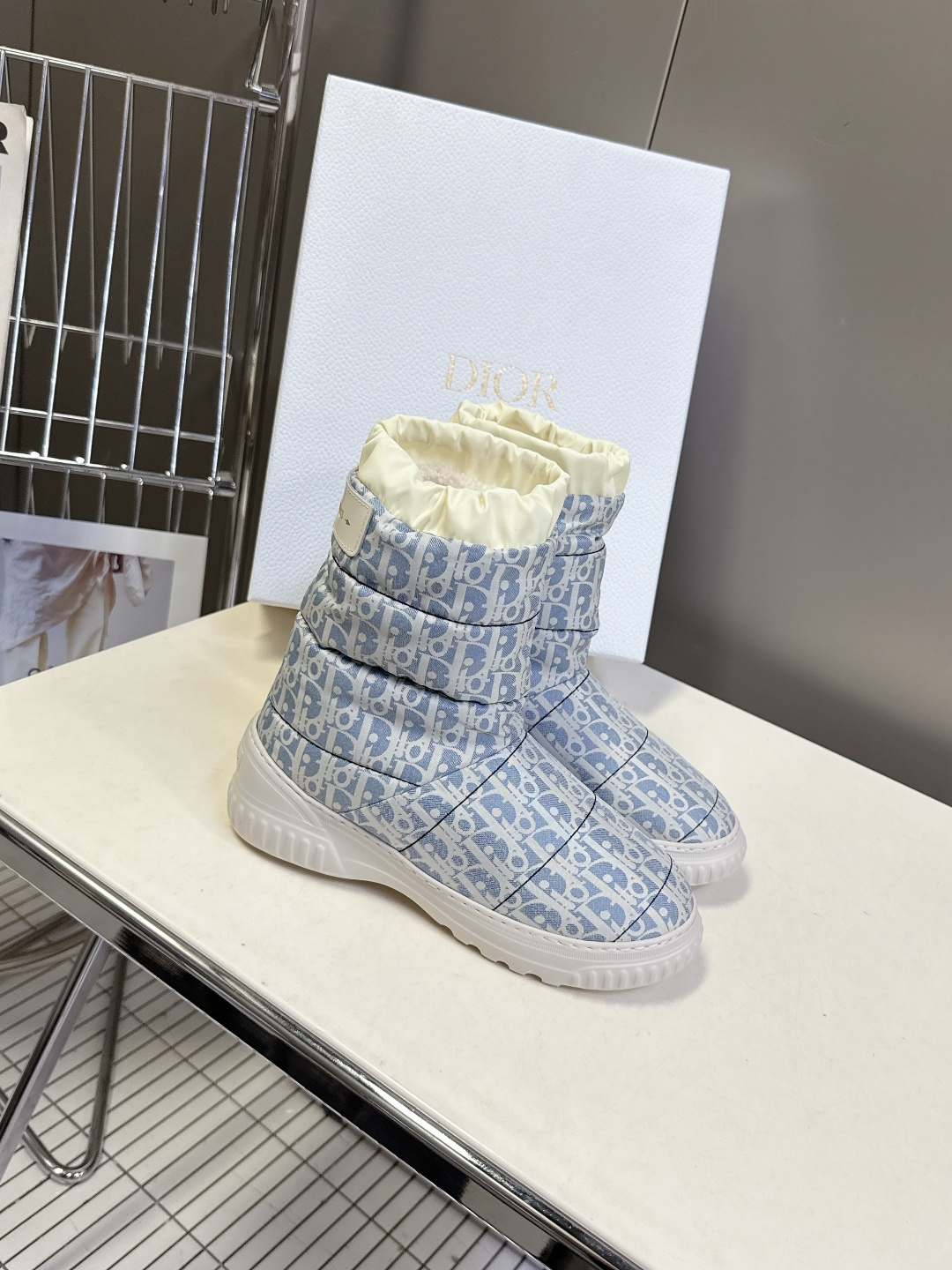 Dior迪奥秋冬最新款雪地靴 滑雪鞋 超多明星网红种草 这款Dior 及踝靴巧妙融合 Dior Chez