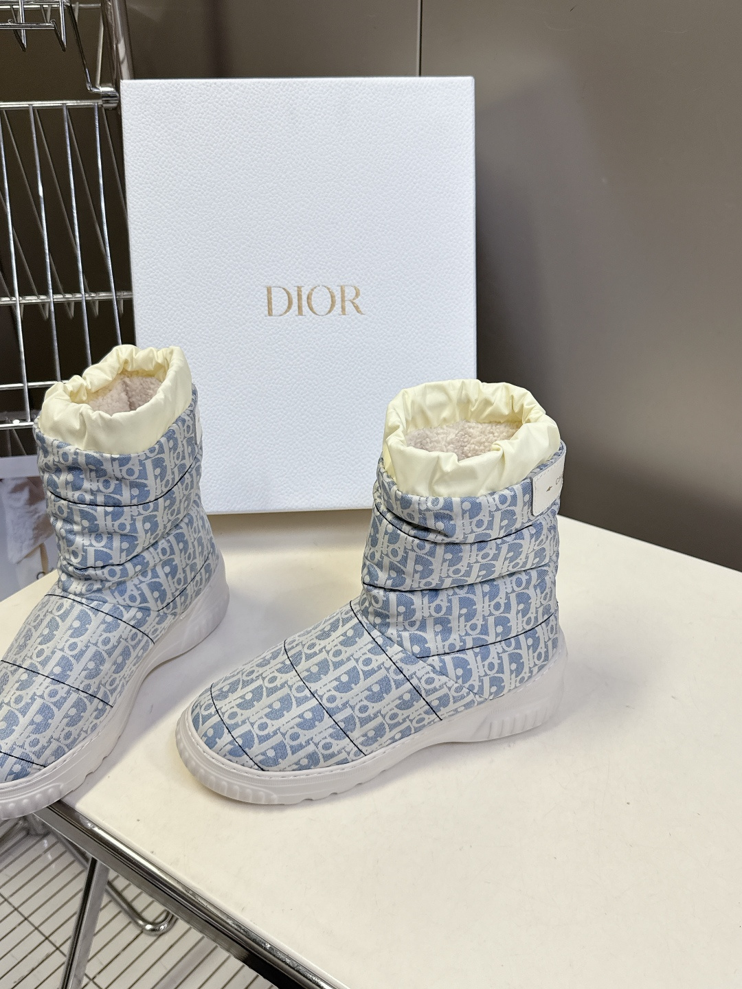 Dior迪奥秋冬最新款雪地靴 滑雪鞋 超多明星网红种草 这款Dior 及踝靴巧妙融合 Dior Chez