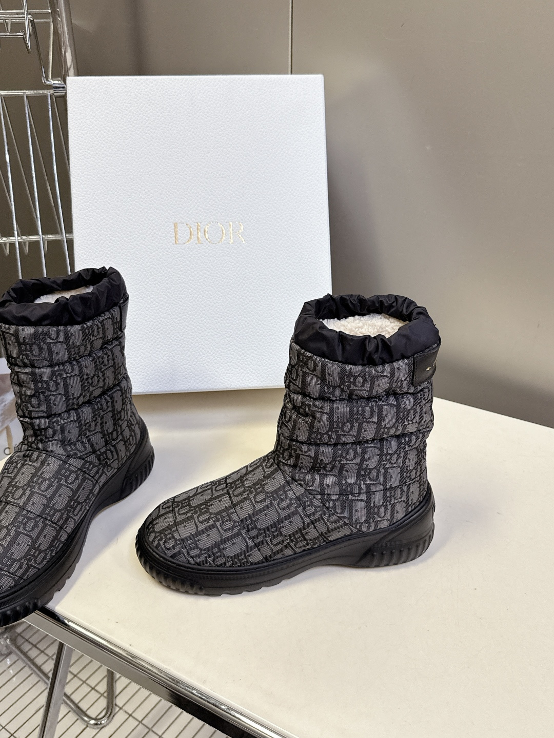 Dior迪奥秋冬最新款雪地靴 滑雪鞋 超多明星网红种草 这款Dior 及踝靴巧妙融合 Dior Chez