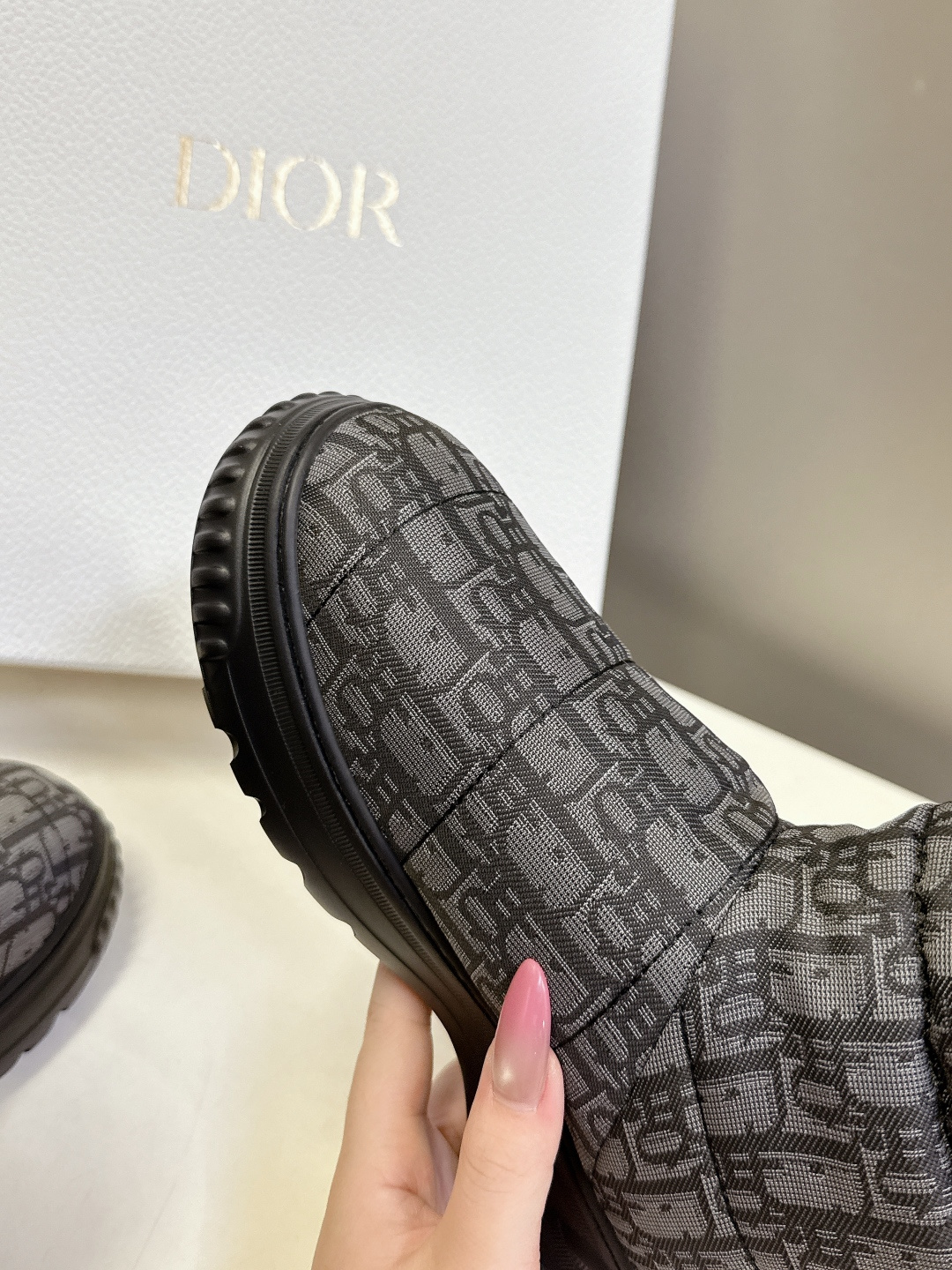 Dior迪奥秋冬最新款雪地靴 滑雪鞋 超多明星网红种草 这款Dior 及踝靴巧妙融合 Dior Chez