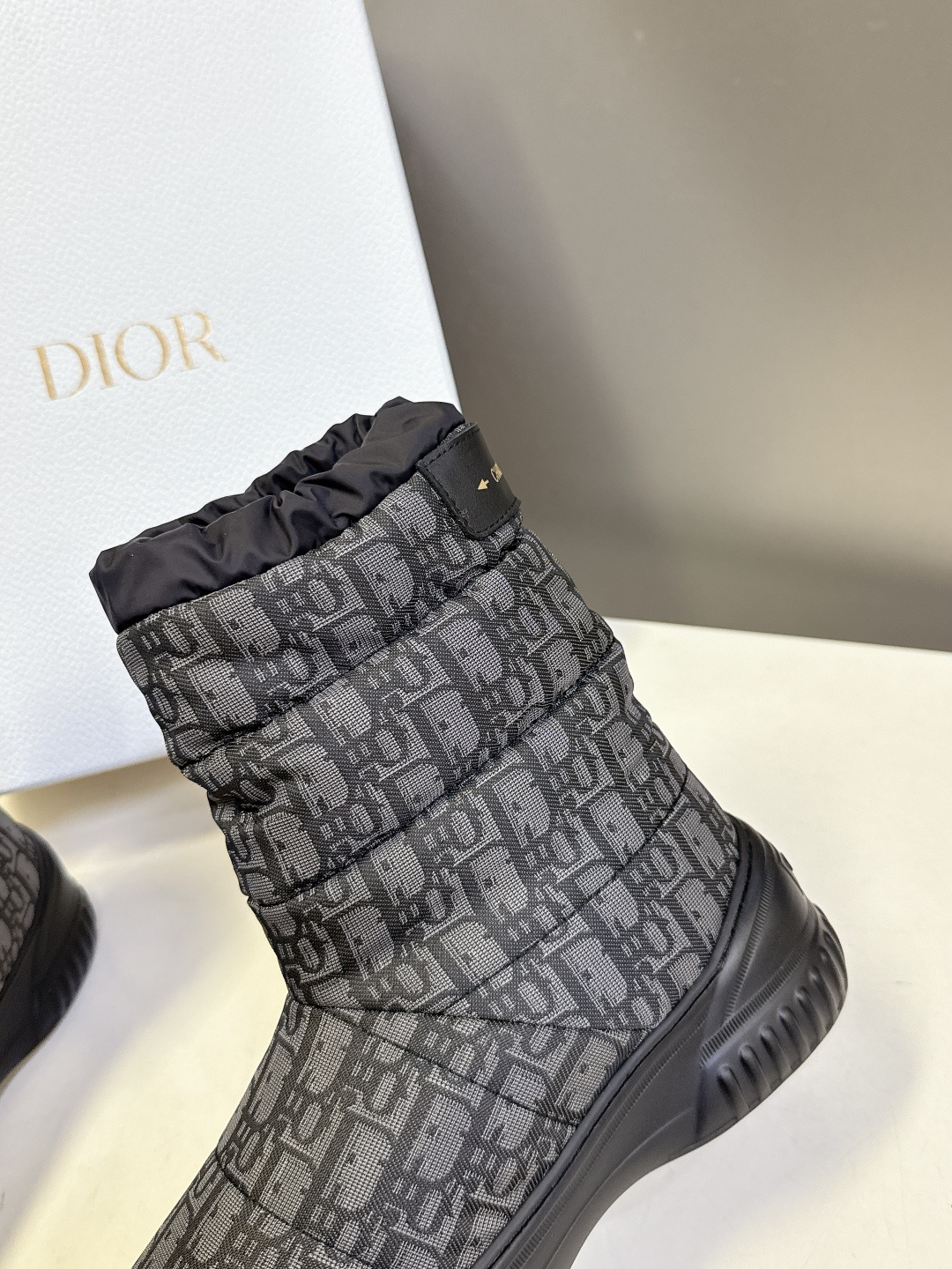 Dior迪奥秋冬最新款雪地靴 滑雪鞋 超多明星网红种草 这款Dior 及踝靴巧妙融合 Dior Chez