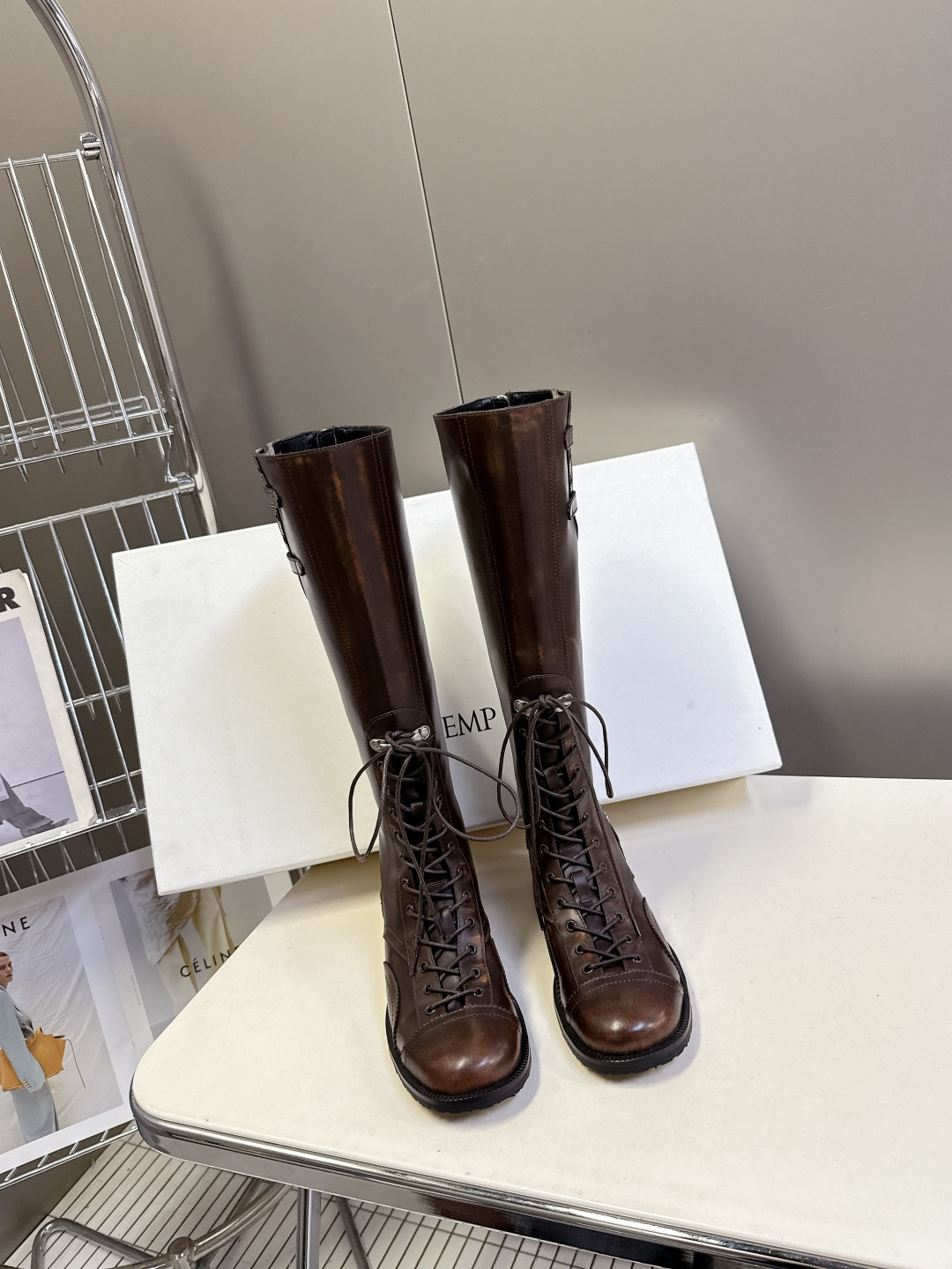 NO:564205,cotemp niche brand autumn and winter latest retro distressed tank boots, many celebrities and Internet celebrities are planting grass  It continues the wrapping and multiple fixing elements of the classic tank boots. The straps extend from the mouth to the toe, and are equipped with multiple metal aged silver buckles, which can flexibly adjust the comfort of the instep, or wear it loosely for a more lazy and casual look. The heel has a zipper design for easy putting on and taking off. The upper is made of soft waxed cowhide that has been treated with old technology, with its own wrinkle texture, embellished with stitching and lace wrapping. The details are exquisite, creating a retro texture for autumn and winter. The fabric is imported small rubbed cowhide.  Cowhide lining, original molded non-slip outsole, Size 35-40 (40 customized, non-returnable, non-exchangeable), boots, boots, cowhide19860909cotemp小众品牌秋冬最新款 复古做旧坦克靴 超多明星网红种草 延续了经典坦克步靴的靴筒包裹性与多重固定元素,绑带从鞋口延伸到鞋头处,搭配多个金属做旧银扣,可灵活调节脚背舒适度,或散落穿着更显慵懒随意,后跟带有拉链设计便于穿脱.鞋面精选经过做旧工艺处理过的柔软蜡感牛皮,自带褶皱纹理,点缀缝线花边包裹,细节精致,打造秋冬复古质感 面料进口小擦色牛皮 内里牛皮内里 鞋底原版开模防滑大底Size35-40（40定制不退不换）,靴子,boots,cowhide,Women's Shoes