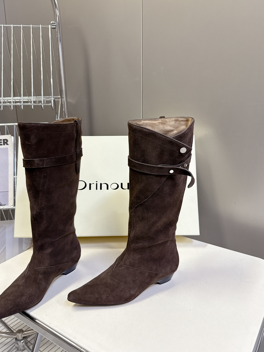 Orinous潮牌秋冬最新款复古长靴 超多明星网红种草 当下最流行的皮料风格 质感拉满 交叉的钉珠扣袢 