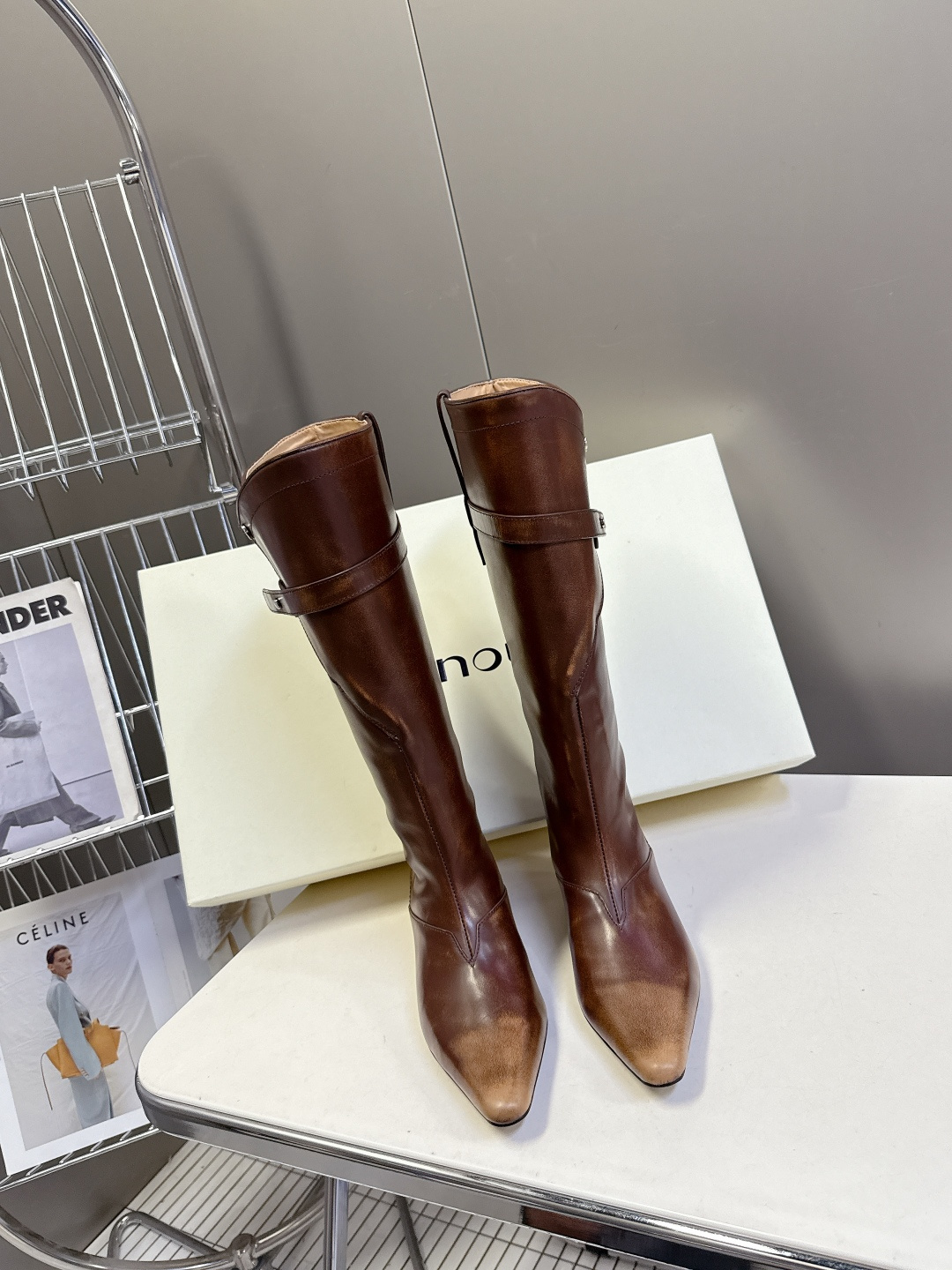 NO:564212,Orinous fashion brand's latest retro boots for autumn and winter. There are many celebrity Internet celebrities. The most popular leather style at the moment. The texture is full. The cross beaded buckle tabs can be adjusted according to the leg circumference. They are also very stylish as decoration. V-shaped boots. They are folded down to form a slit. They are more casual when paired with trousers and piled on the boot collar. It is equivalent to wearing two styles with one shoe. It will also be super fashionable when paired with a wave skirt. The upper is made of polished calfskin and high mercerized cowhide.  Original molded non-slip outsole size 35-40, boots, boots, skirts, cowhide19860909Orinous潮牌秋冬最新款复古长靴 超多明星网红种草 当下最流行的皮料风格 质感拉满 交叉的钉珠扣袢 根据腿围调节 作为装饰也很有设计感 V字长靴 翻折下来呈开叉状 搭配裤装堆在靴口更随性 相当于一鞋穿出两种风格 搭配波禧流浪风半裙也一定会超级时髦 鞋面采用擦色小牛皮高丝光牛皮 原版开模防滑大底码数35-40,靴子,boots,skirts,cowhide,Women's Shoes