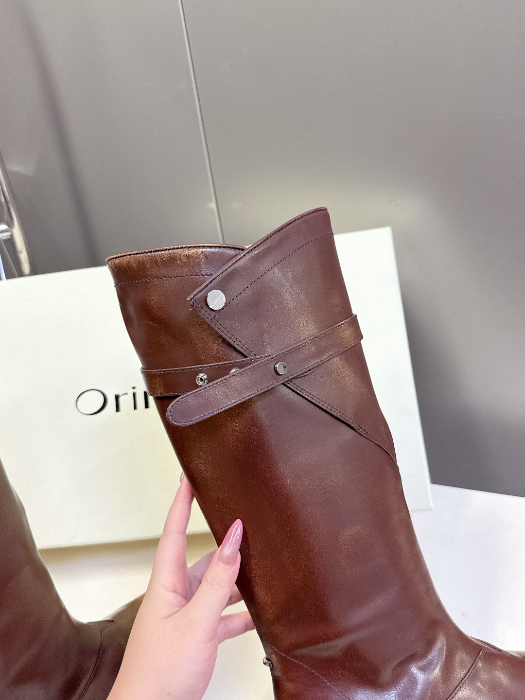 Orinous潮牌秋冬最新款复古长靴 超多明星网红种草 当下最流行的皮料风格 质感拉满 交叉的钉珠扣袢 