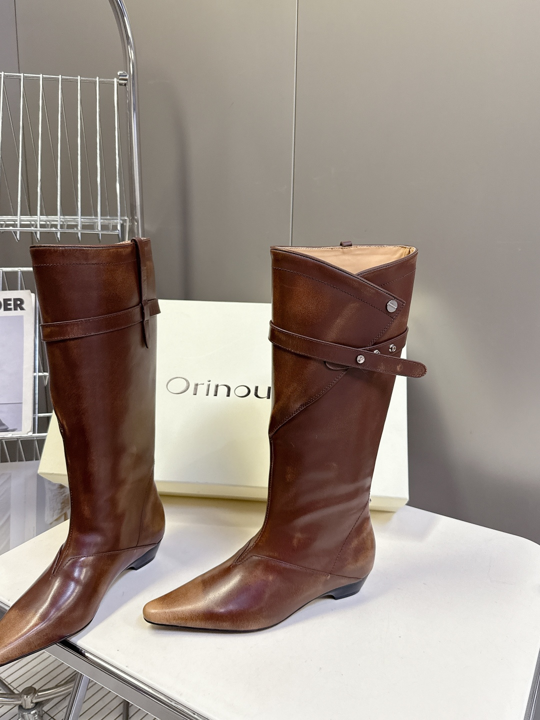Orinous潮牌秋冬最新款复古长靴 超多明星网红种草 当下最流行的皮料风格 质感拉满 交叉的钉珠扣袢 