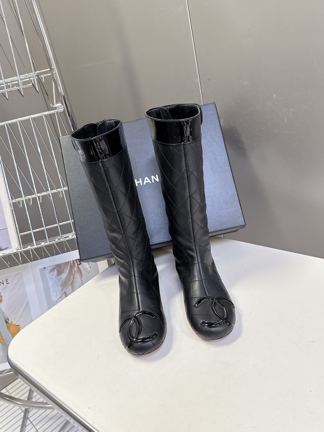 NO:564190,CHANEL Chanel's latest second-hand Kangpeng ballet boots are worn by many celebrities and celebrities. These ballet boots are so popular at first sight that they can be worn freely according to weather changes. The Chanel family is full of details and elements that can transform into a magical princess in seconds. The upper is made of imported hybrid sheepskin breathable mesh. The lining is tiptoe silk sheepskin. The foot feels super comfortable. The leather is very soft and skin-friendly. The original open-molded non-slip outsole Size 35-40 (40  Customized),boots,chanel,chanel,chanel,boots,sheepskin19860909CHANEL香奈儿最新款中古康鹏芭蕾舞 长靴  超多明星名媛上脚 这款芭蕾舞长靴 第一眼看上就被种草了根据天气变化自由穿搭 香家细节元素拉满 秒变魔法公主鞋面采用进口混种羊皮透气网纱 内里踮脚丝绸羊皮 脚感超级舒服 皮料非常柔软亲肤 原版开模防滑大底Size35-40（40 定制）,靴子,chanel,chanel,chanel,boots,sheepskin,Women's Shoes