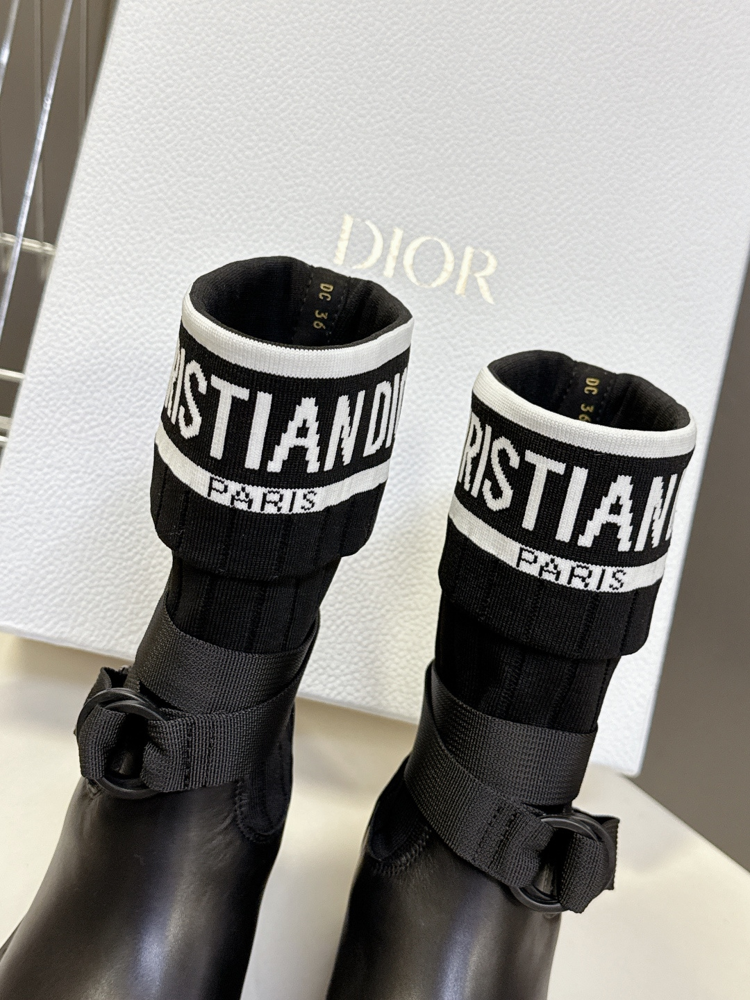 Dior迪奥秋冬最新款骑士靴 长靴 超多明星网红种草 时尚与潮流同时拥有 简约的设计 细节充满品牌元素 