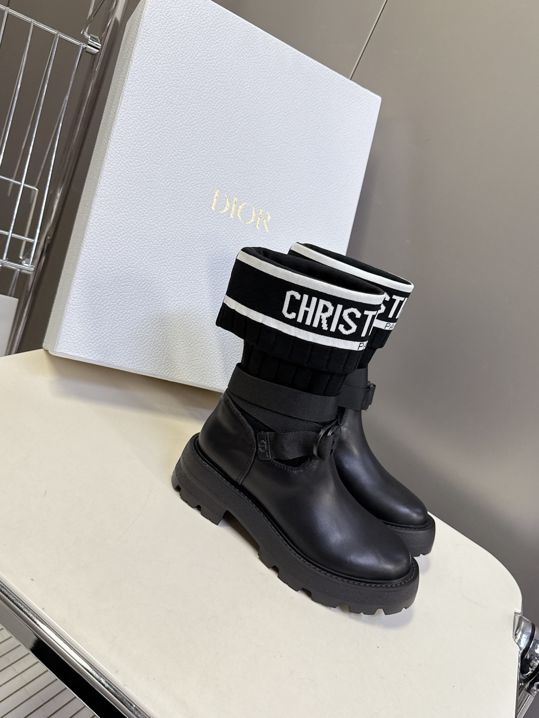 Dior迪奥秋冬最新款骑士靴 长靴 超多明星网红种草 时尚与潮流同时拥有 简约的设计 细节充满品牌元素 