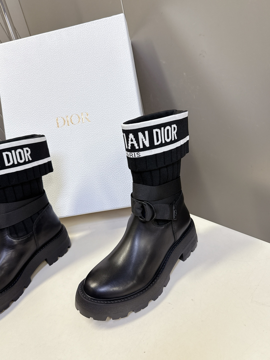Dior迪奥秋冬最新款骑士靴 长靴 超多明星网红种草 时尚与潮流同时拥有 简约的设计 细节充满品牌元素 