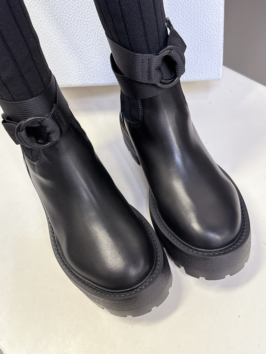 Dior迪奥秋冬最新款骑士靴 长靴 超多明星网红种草 时尚与潮流同时拥有 简约的设计 细节充满品牌元素 