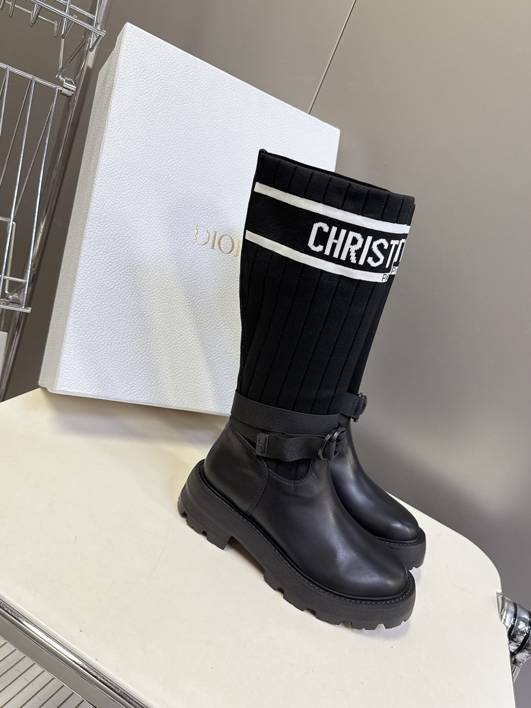 Dior迪奥秋冬最新款骑士靴 长靴 超多明星网红种草 时尚与潮流同时拥有 简约的设计 细节充满品牌元素 