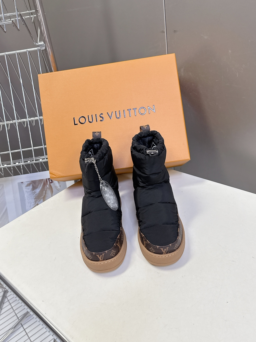 NO:564182,Louis Vuitton's latest snow boots for autumn and winter. There are many celebrity Internet celebrities. Down cloth uppers are waterproof, windproof and warm. Wool lining is comfortable and breathable. Now is the season, so those who want to buy it should hurry up and stock up. Wear shoes for running and jumping every day in winter. The most important thing is that the soles should be lightweight!  Ultra-light, MAX comfort, it really feels like stepping on shit. With proven quality, you don’t need to choose too much when buying shoes, you really don’t!  Just to get the best value for money, a pair like this is enough for winter snow. The outsole is cold-resistant PU and rubber combination, non-slip outsole size 35-40, snow boots, louis vuitton, louis vuitton, boots, down jacket19860909路易威登Louis Vuitton秋冬最新款雪地靴 超多明星网红种草 羽绒布鞋面 防水防风又保暖 羊毛尼内里舒适又透气,现在正当季,剁手党抓紧囤起来,冬天穿着鞋子每天跑跑跳跳,最重要就是鞋底要轻便！超轻便,舒适感MAX,真的是踩屎感十足 经得住考验的品质,买鞋不用太多选择,真不需要！就是争取到最高性价比,冬季雪地里这样一双足以 大底耐寒PU加橡胶组合防滑大底码数35-40,雪地靴,louis vuitton,louis vuitton,boots,down jacket,Women's Shoes