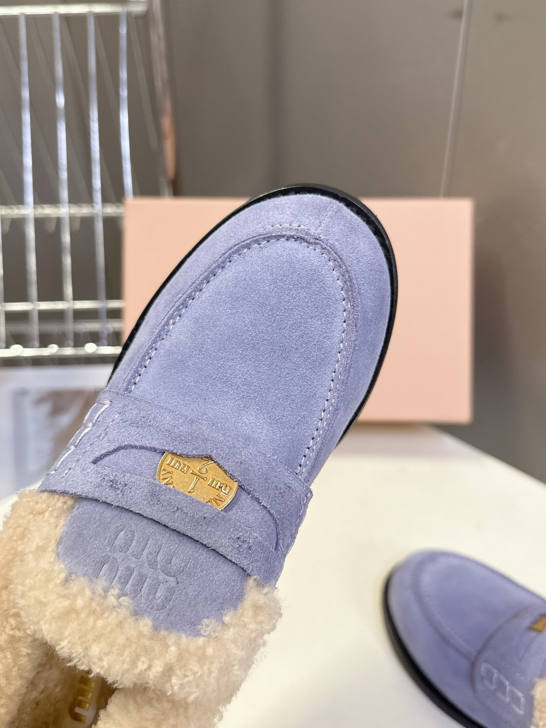 Miu Miu缪缪秋冬最新款钱币乐福鞋 毛毛鞋 超多明星时尚博主种草 毛茸茸的看着就暖和 新出的‘小钱币