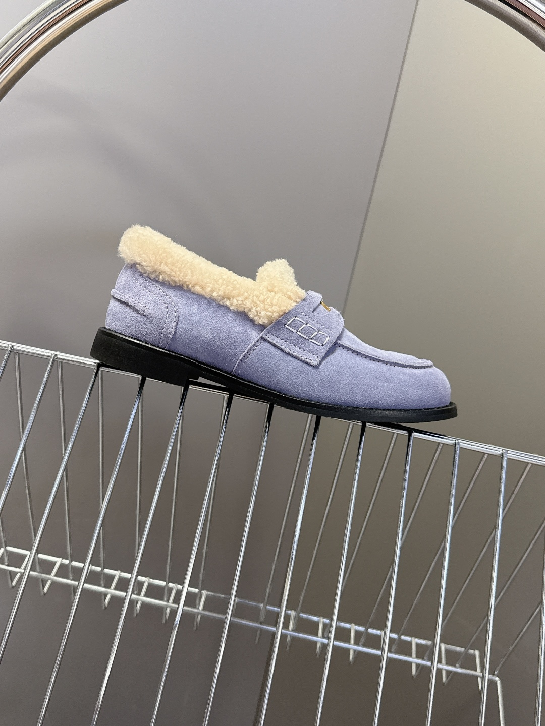 Miu Miu缪缪秋冬最新款钱币乐福鞋 毛毛鞋 超多明星时尚博主种草 毛茸茸的看着就暖和 新出的‘小钱币