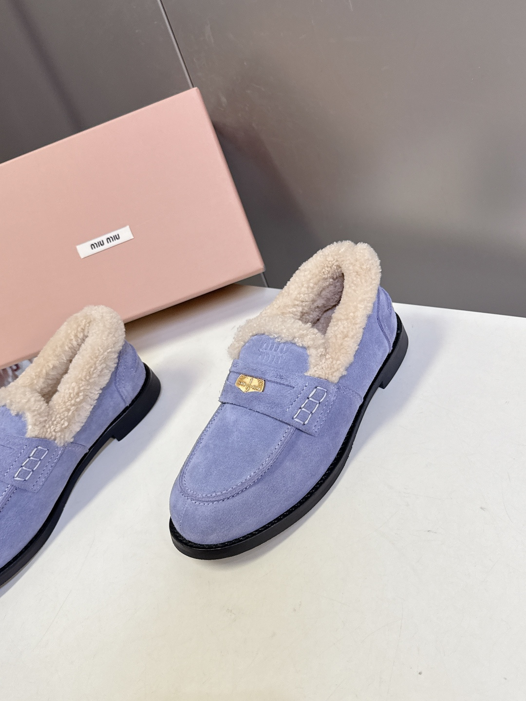 Miu Miu缪缪秋冬最新款钱币乐福鞋 毛毛鞋 超多明星时尚博主种草 毛茸茸的看着就暖和 新出的‘小钱币