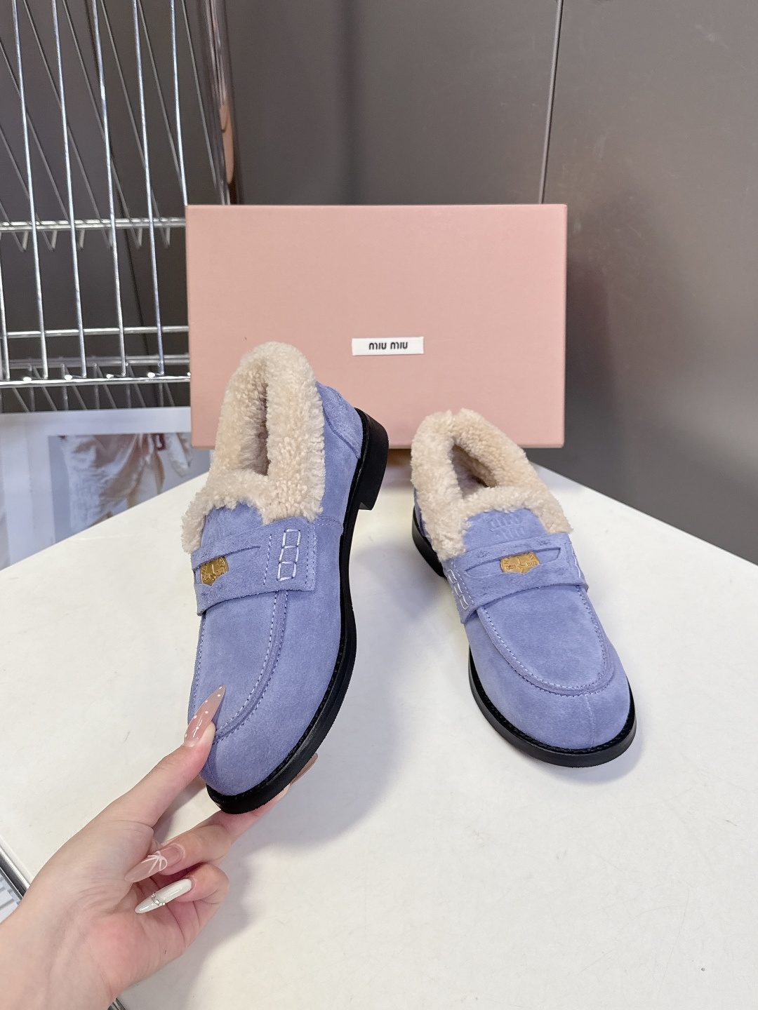 Miu Miu缪缪秋冬最新款钱币乐福鞋 毛毛鞋 超多明星时尚博主种草 毛茸茸的看着就暖和 新出的‘小钱币