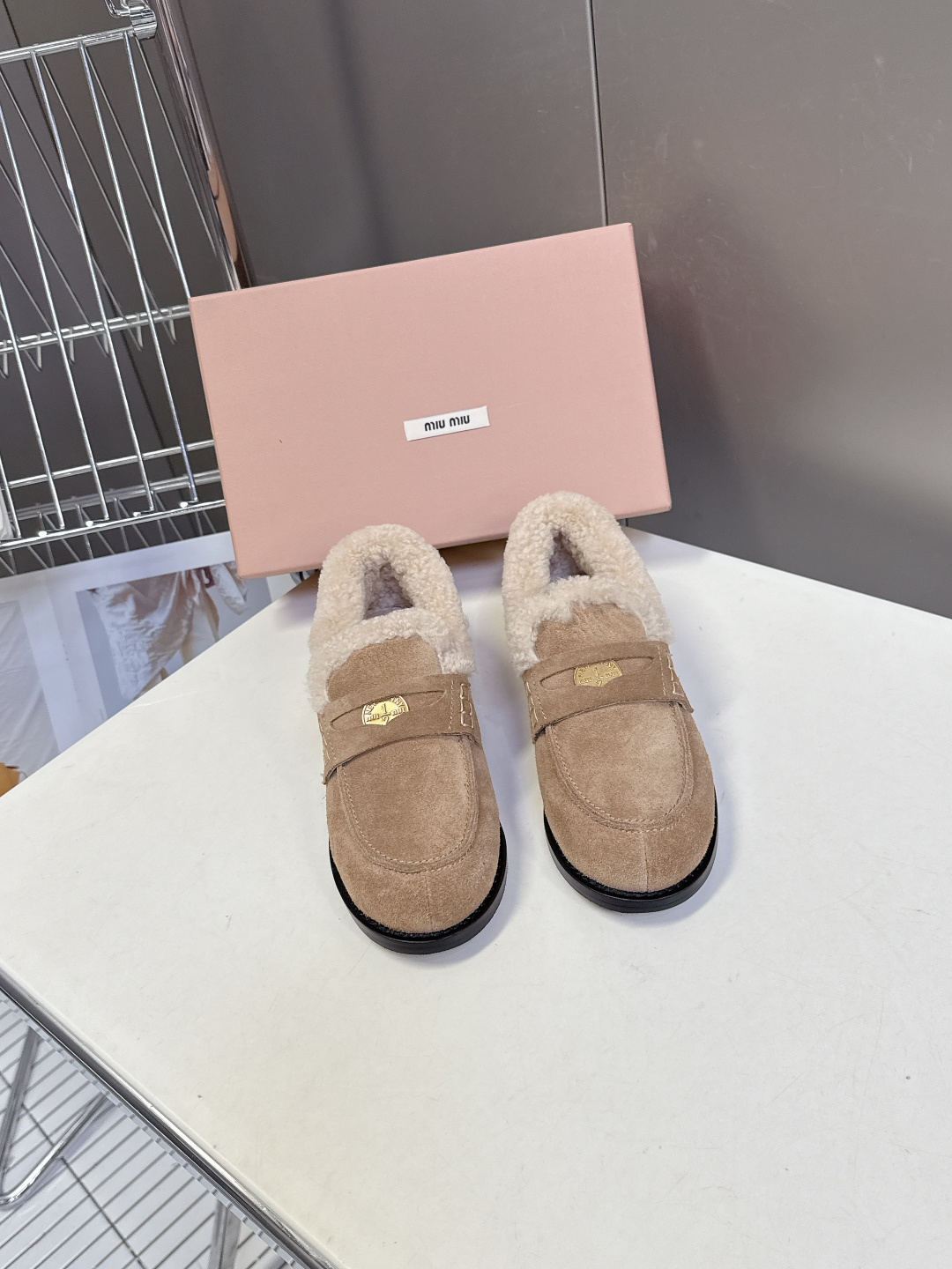 Miu Miu缪缪秋冬最新款钱币乐福鞋 毛毛鞋 超多明星时尚博主种草 毛茸茸的看着就暖和 新出的‘小钱币