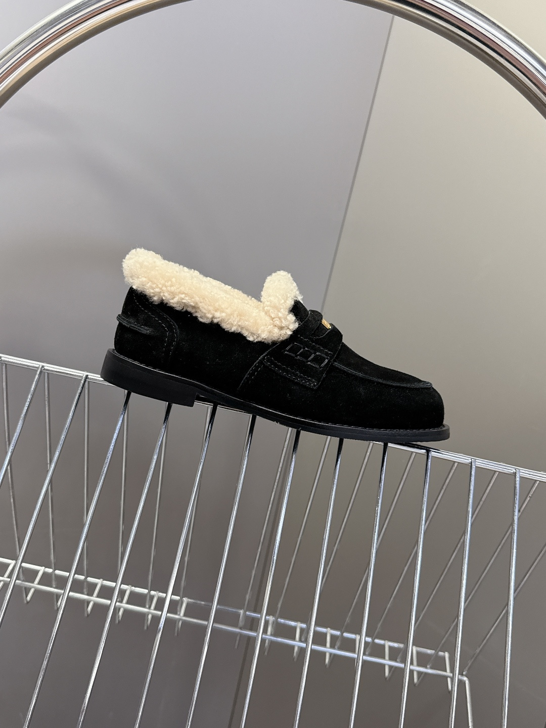 Miu Miu缪缪秋冬最新款钱币乐福鞋 毛毛鞋 超多明星时尚博主种草 毛茸茸的看着就暖和 新出的‘小钱币