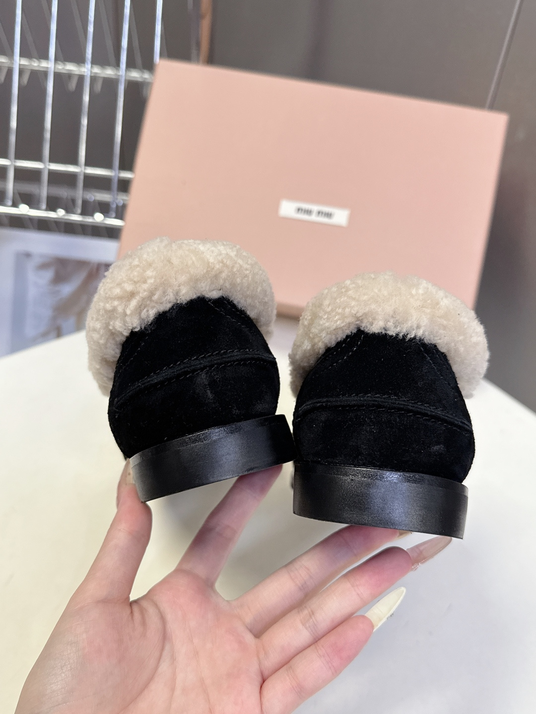 Miu Miu缪缪秋冬最新款钱币乐福鞋 毛毛鞋 超多明星时尚博主种草 毛茸茸的看着就暖和 新出的‘小钱币