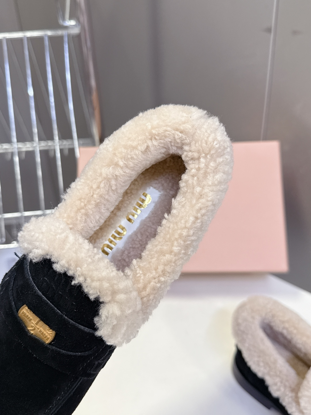 Miu Miu缪缪秋冬最新款钱币乐福鞋 毛毛鞋 超多明星时尚博主种草 毛茸茸的看着就暖和 新出的‘小钱币