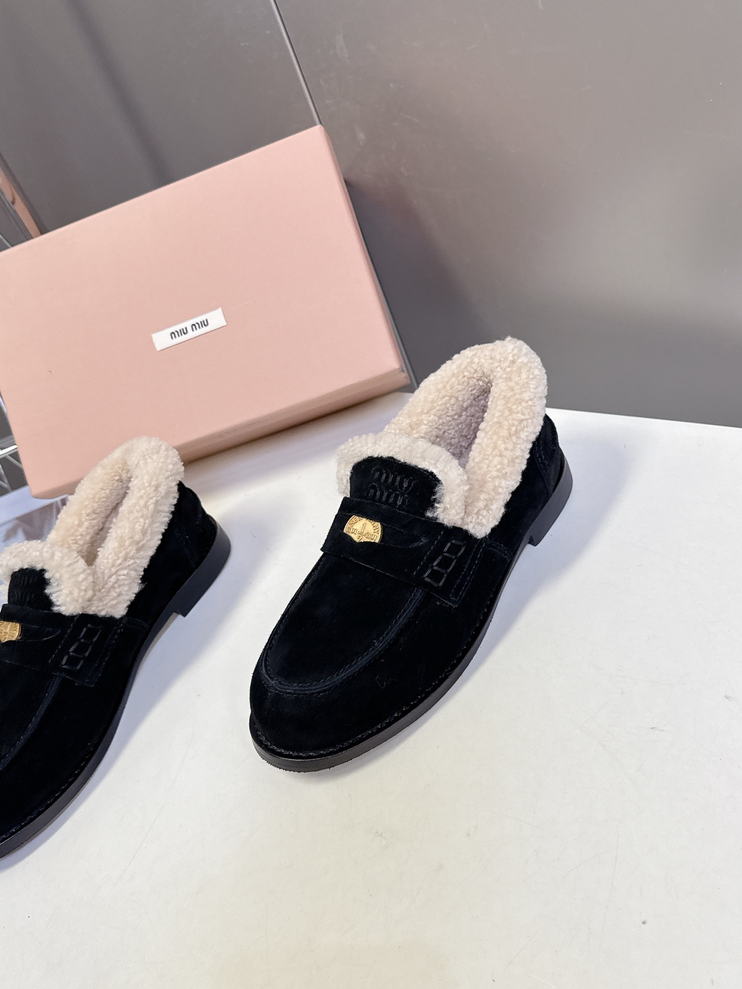 Miu Miu缪缪秋冬最新款钱币乐福鞋 毛毛鞋 超多明星时尚博主种草 毛茸茸的看着就暖和 新出的‘小钱币