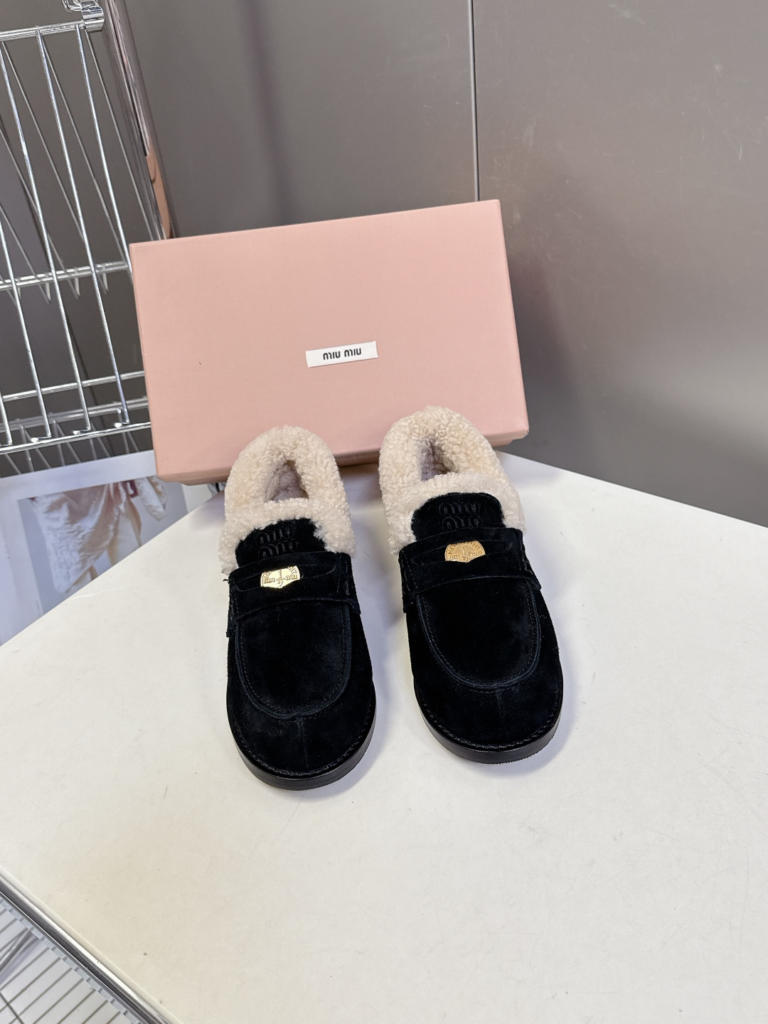 Miu Miu缪缪秋冬最新款钱币乐福鞋 毛毛鞋 超多明星时尚博主种草 毛茸茸的看着就暖和 新出的‘小钱币