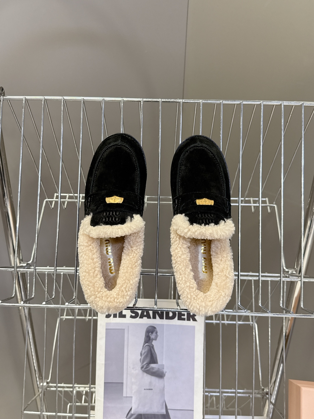 Miu Miu缪缪秋冬最新款钱币乐福鞋 毛毛鞋 超多明星时尚博主种草 毛茸茸的看着就暖和 新出的‘小钱币