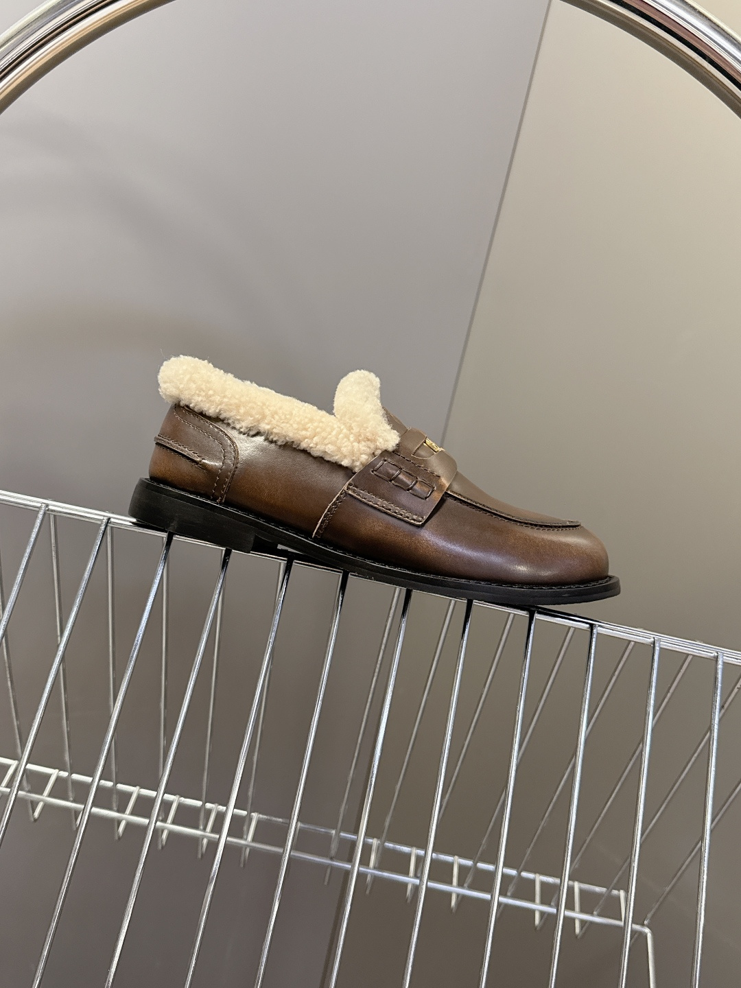 Miu Miu缪缪秋冬最新款钱币乐福鞋 毛毛鞋 超多明星时尚博主种草 毛茸茸的看着就暖和 新出的‘小钱币