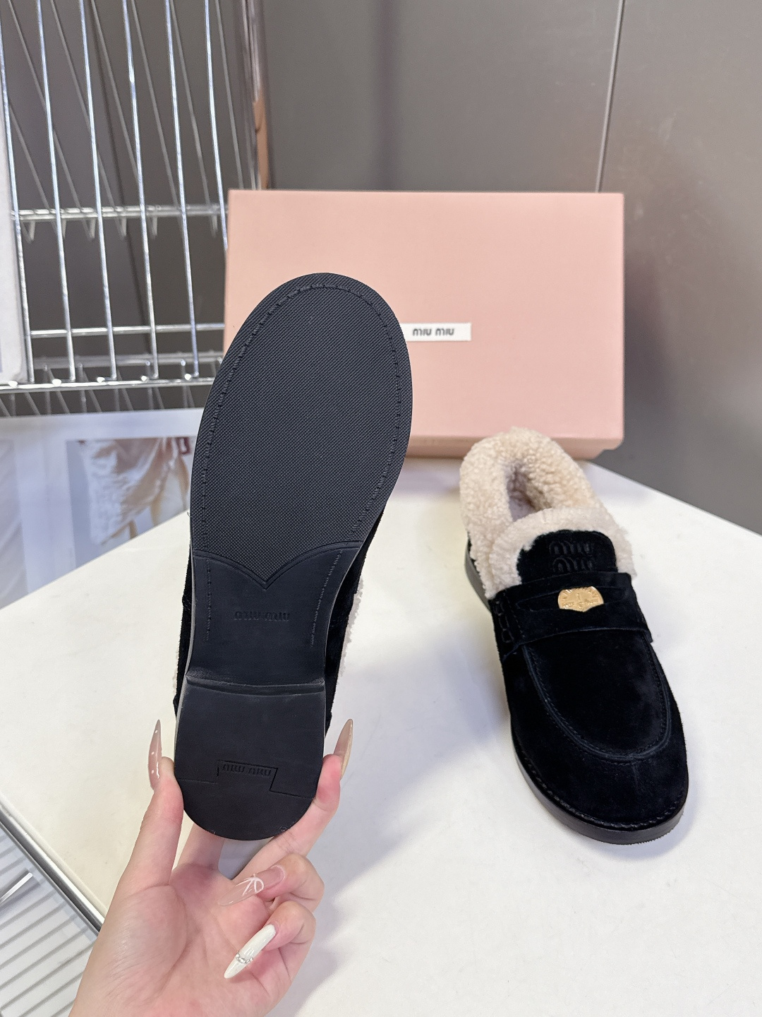 Miu Miu缪缪秋冬最新款钱币乐福鞋 毛毛鞋 超多明星时尚博主种草 毛茸茸的看着就暖和 新出的‘小钱币