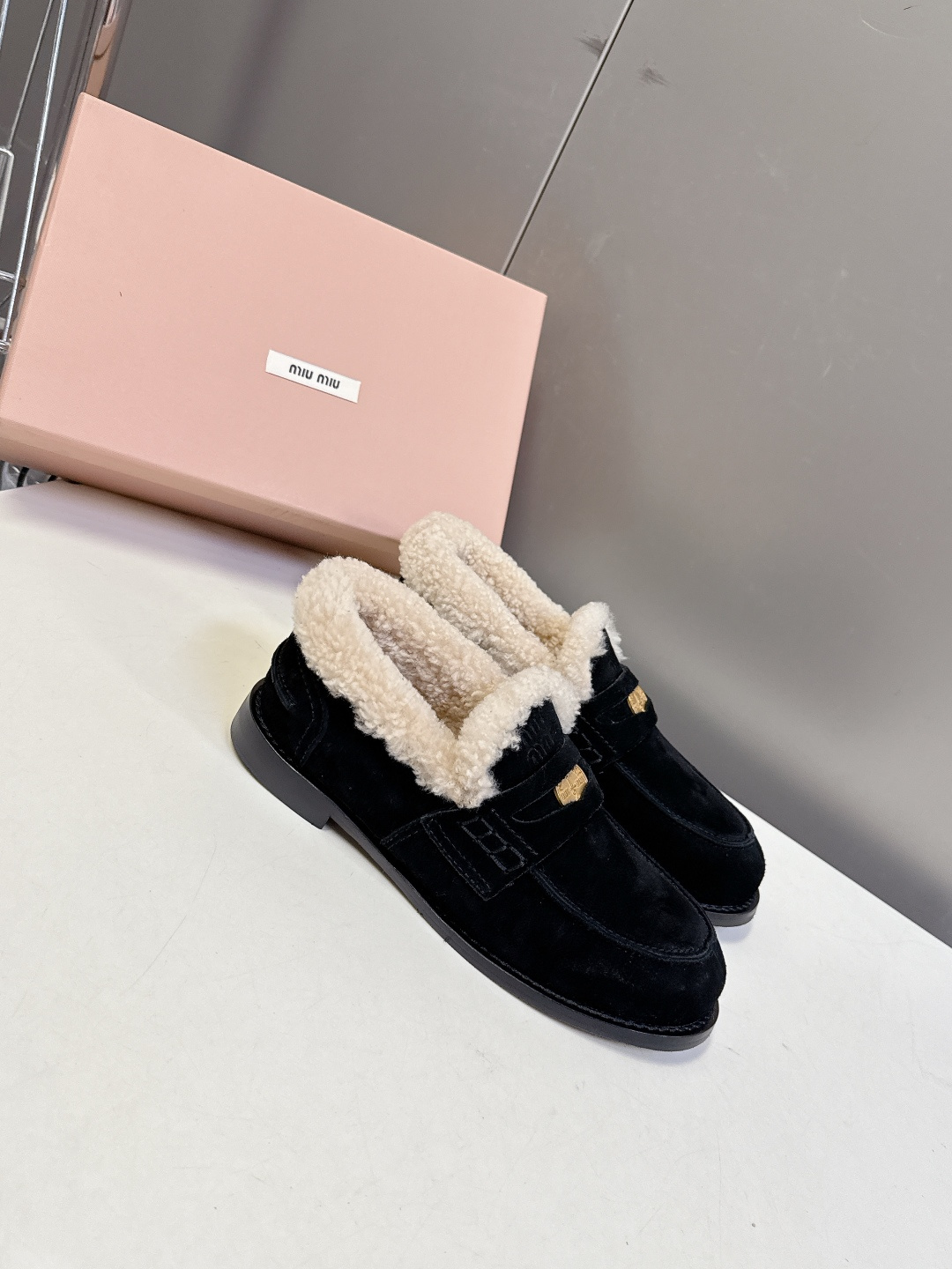 Miu Miu缪缪秋冬最新款钱币乐福鞋 毛毛鞋 超多明星时尚博主种草 毛茸茸的看着就暖和 新出的‘小钱币