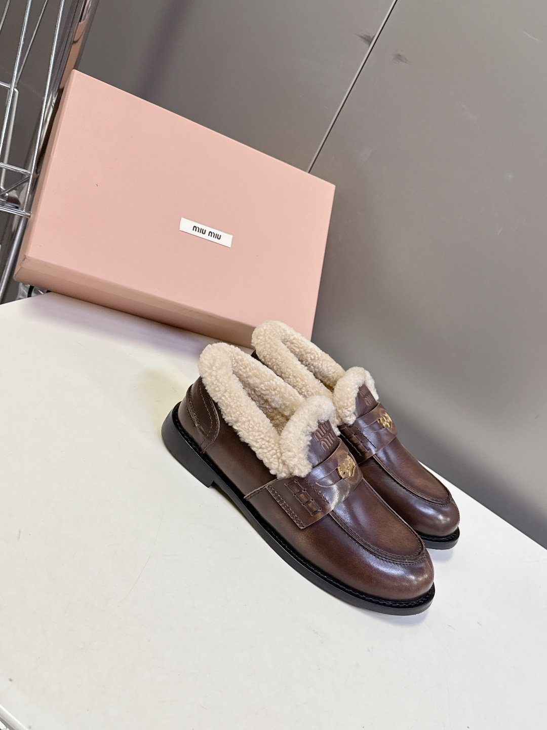 Miu Miu缪缪秋冬最新款钱币乐福鞋 毛毛鞋 超多明星时尚博主种草 毛茸茸的看着就暖和 新出的‘小钱币