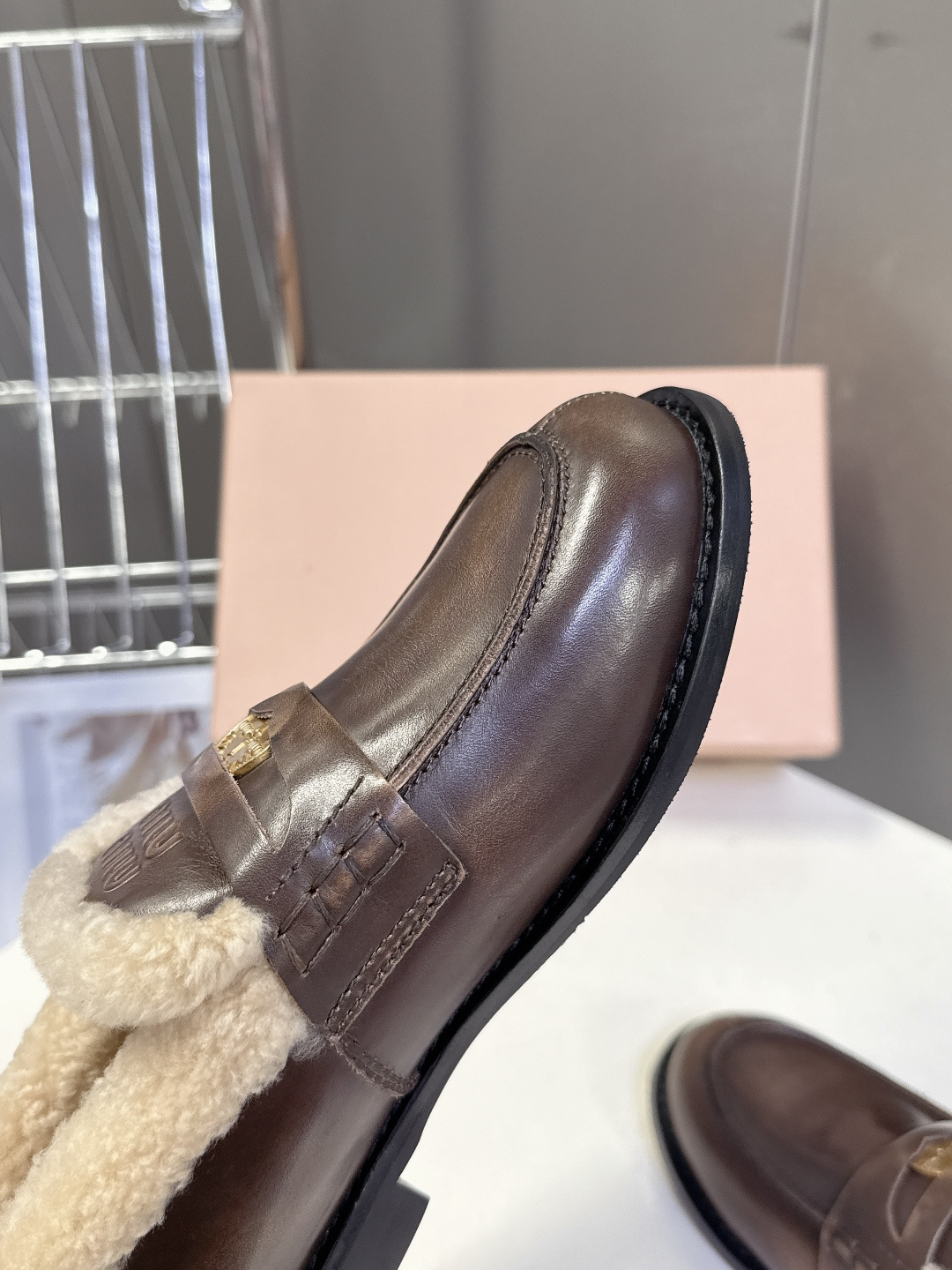 Miu Miu缪缪秋冬最新款钱币乐福鞋 毛毛鞋 超多明星时尚博主种草 毛茸茸的看着就暖和 新出的‘小钱币