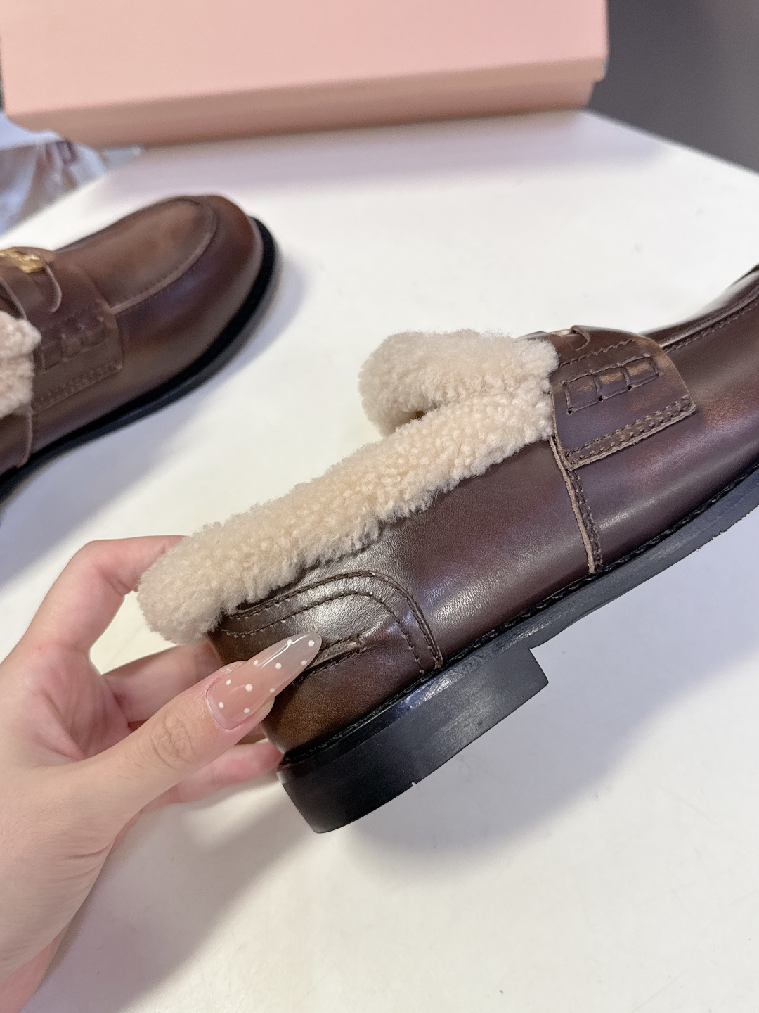 Miu Miu缪缪秋冬最新款钱币乐福鞋 毛毛鞋 超多明星时尚博主种草 毛茸茸的看着就暖和 新出的‘小钱币