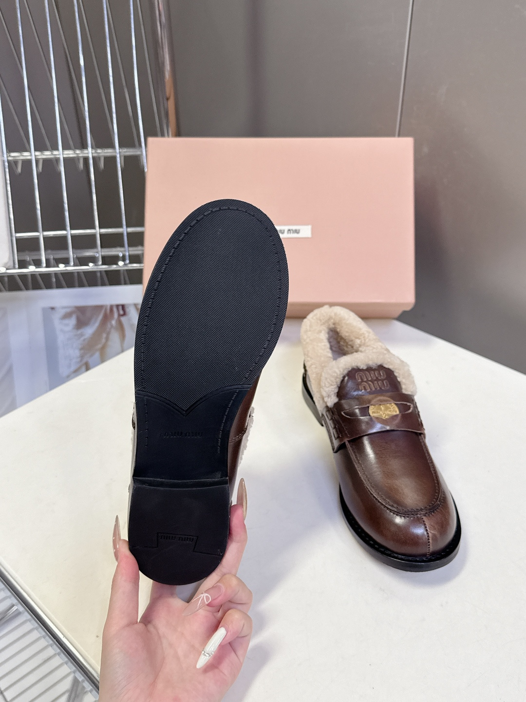 Miu Miu缪缪秋冬最新款钱币乐福鞋 毛毛鞋 超多明星时尚博主种草 毛茸茸的看着就暖和 新出的‘小钱币