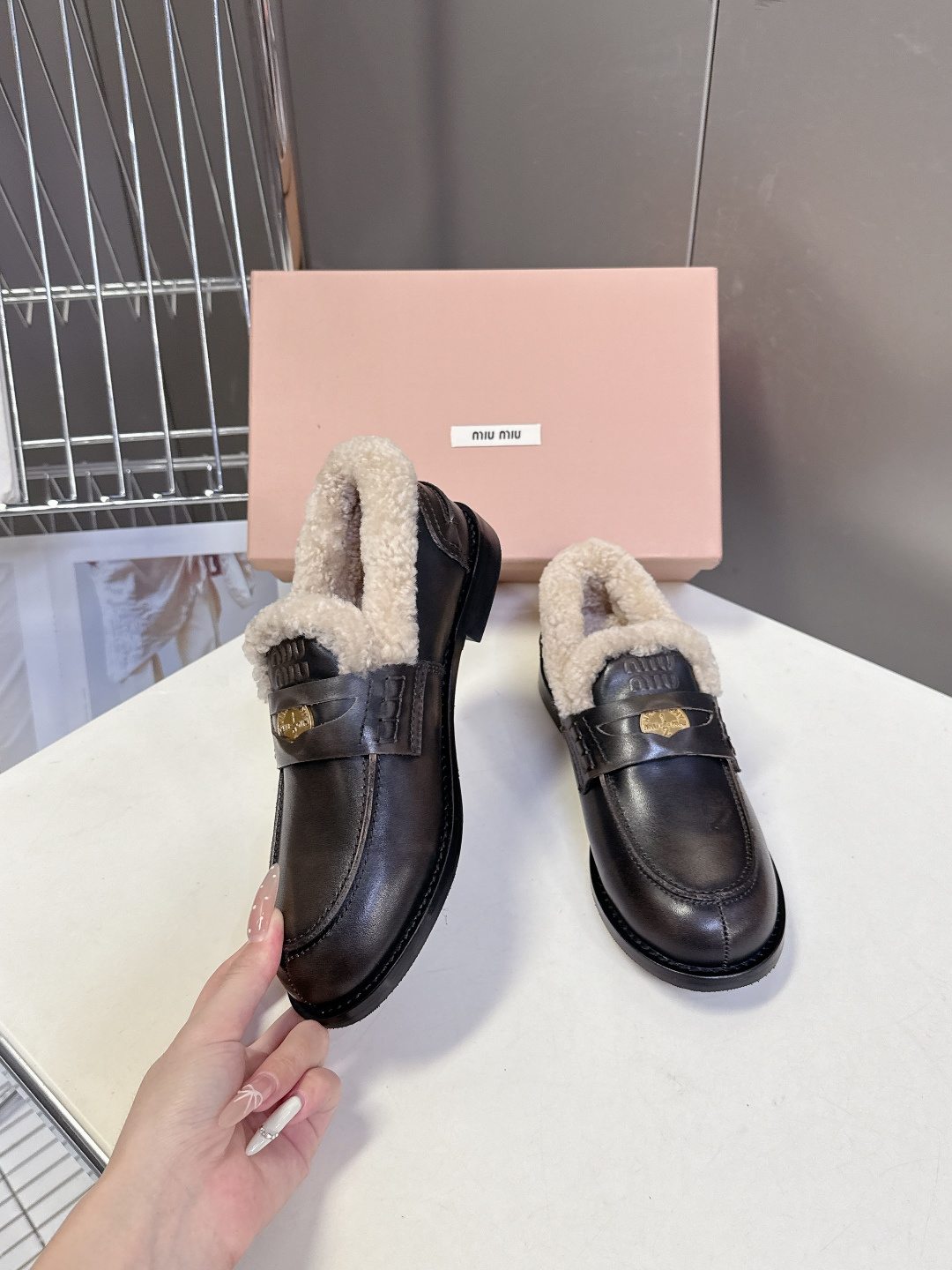 Miu Miu缪缪秋冬最新款钱币乐福鞋 毛毛鞋 超多明星时尚博主种草 毛茸茸的看着就暖和 新出的‘小钱币